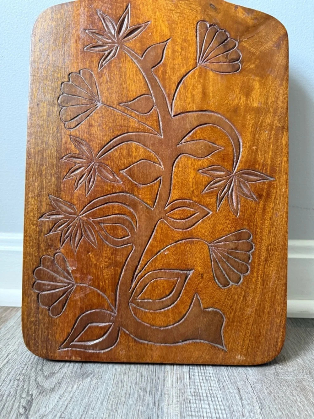 Vtg Wooden Charcuterie Cutting Board Floral Carved Handle Brown Retro Cottage